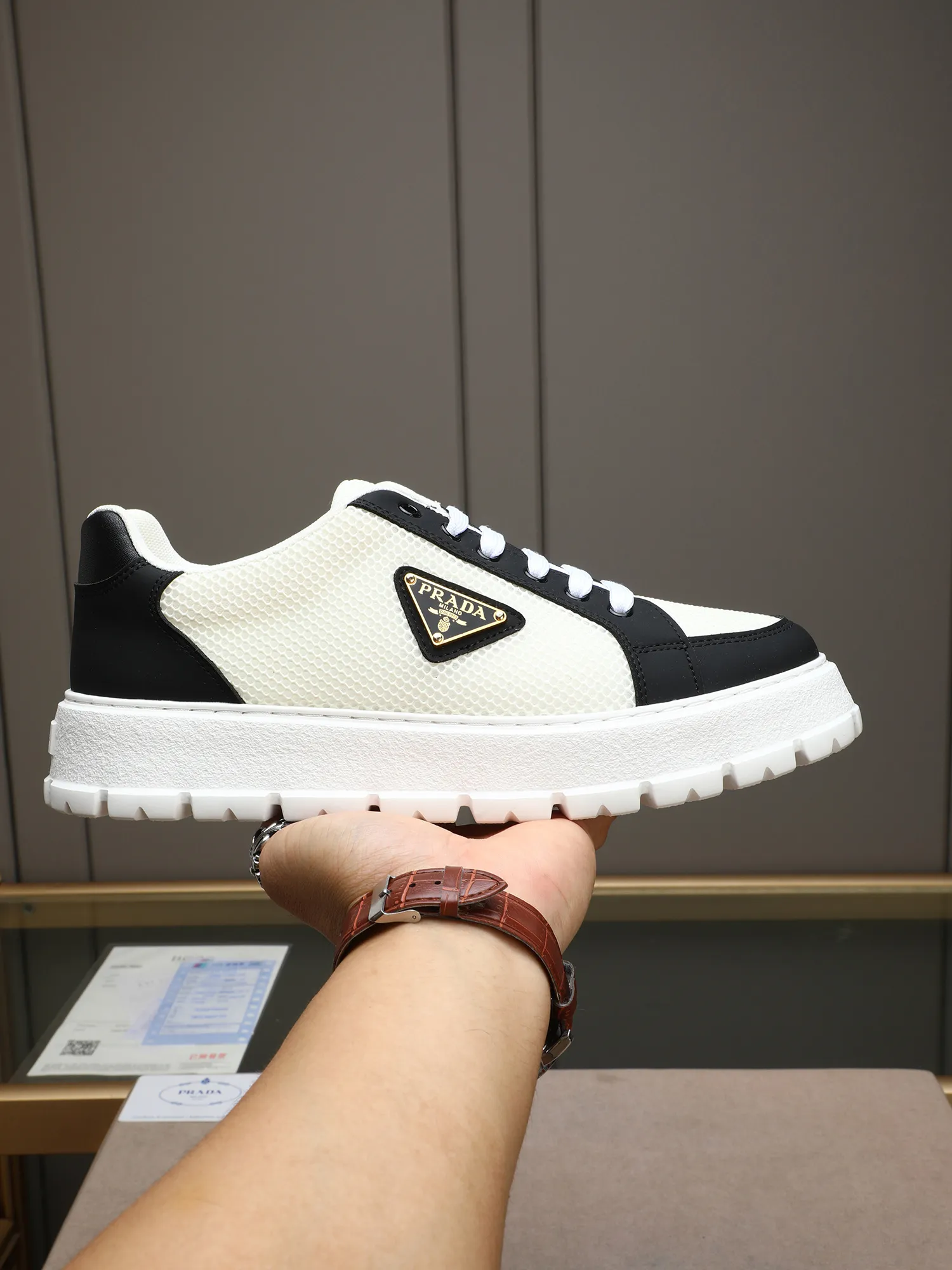 Men's Men's Shoes 💰440 Prada/Prada Men's new casual shoes, this sports shoe is made of imported calfskin upper with breathable mesh and breathable mesh lining. The foot pads are made of sheepskin, and the outsole is made of non-slip sports exclusive rubber outsole with logo. It feels good on the feet and is a fashionable item! Size: 38-44 (45 customized)